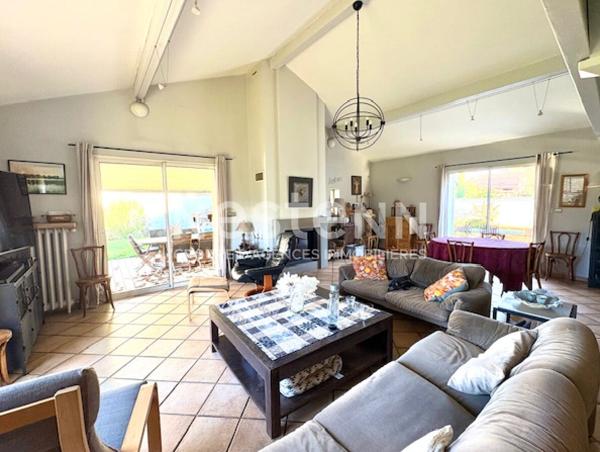 Maison de charme à vendre à Charbonnières-les-Bains - 5 pièces, beau jardin