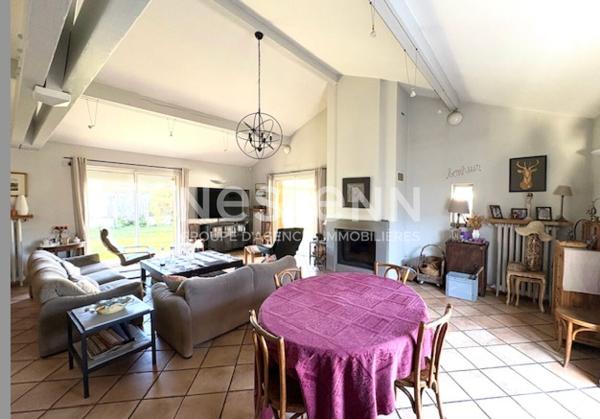 Maison de charme à vendre à Charbonnières-les-Bains - 5 pièces, beau jardin