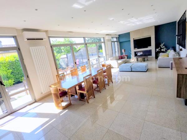Bonneuil sur Marne - Maison de 7 pièces / 5 Chambres - 276m2 - Terrain 303m2 - 935 000 € FAI