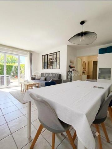 BIEN RARE SUR LE SECTEUR ! À proximité immédiate des commerces, des écoles et des transports, découvrez ce bel appartement T3 d'environ 70 m² en rez-de-jardin, situé au cœur d'une résidence sécurisée, parfaitement entretenue et arborée.

Dès l'entrée, vous apprécierez ses rangements, sa cuisine aménagée et équipée, séparée de la pièce de vie par une élégante verrière qui apporte luminosité et convivialité. Le séjour, lumineux, s'ouvre sur une terrasse et un magnifique jardin privatif d'environ 75 m², exposé sud-ouest, véritable prolongement de l'espace de vie pour profiter pleinement des beaux jours.

L'espace nuit se compose de deux chambres avec placards intégrés, d'une salle de bains et de WC indépendants.

Une cave, une place de stationnement privative en extérieur ainsi qu'une place de parking en sous-sol complètent les prestations de ce bien.

Les atouts : résidence sécurisée et soigneusement entretenue, vaste jardin privatif, exposition sud-ouest, nombreux rangements et double stationnement. Un bien rare sur le secteur, idéal pour profiter d'un cadre de vie calme et verdoyant, à proximité immédiate de toutes les commodités.