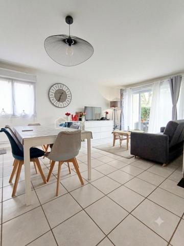 BIEN RARE SUR LE SECTEUR ! À proximité immédiate des commerces, des écoles et des transports, découvrez ce bel appartement T3 d'environ 70 m² en rez-de-jardin, situé au cœur d'une résidence sécurisée, parfaitement entretenue et arborée.

Dès l'entrée, vous apprécierez ses rangements, sa cuisine aménagée et équipée, séparée de la pièce de vie par une élégante verrière qui apporte luminosité et convivialité. Le séjour, lumineux, s'ouvre sur une terrasse et un magnifique jardin privatif d'environ 75 m², exposé sud-ouest, véritable prolongement de l'espace de vie pour profiter pleinement des beaux jours.

L'espace nuit se compose de deux chambres avec placards intégrés, d'une salle de bains et de WC indépendants.

Une cave, une place de stationnement privative en extérieur ainsi qu'une place de parking en sous-sol complètent les prestations de ce bien.

Les atouts : résidence sécurisée et soigneusement entretenue, vaste jardin privatif, exposition sud-ouest, nombreux rangements et double stationnement. Un bien rare sur le secteur, idéal pour profiter d'un cadre de vie calme et verdoyant, à proximité immédiate de toutes les commodités.