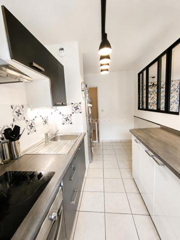 BIEN RARE SUR LE SECTEUR ! À proximité immédiate des commerces, des écoles et des transports, découvrez ce bel appartement T3 d'environ 70 m² en rez-de-jardin, situé au cœur d'une résidence sécurisée, parfaitement entretenue et arborée.

Dès l'entrée, vous apprécierez ses rangements, sa cuisine aménagée et équipée, séparée de la pièce de vie par une élégante verrière qui apporte luminosité et convivialité. Le séjour, lumineux, s'ouvre sur une terrasse et un magnifique jardin privatif d'environ 75 m², exposé sud-ouest, véritable prolongement de l'espace de vie pour profiter pleinement des beaux jours.

L'espace nuit se compose de deux chambres avec placards intégrés, d'une salle de bains et de WC indépendants.

Une cave, une place de stationnement privative en extérieur ainsi qu'une place de parking en sous-sol complètent les prestations de ce bien.

Les atouts : résidence sécurisée et soigneusement entretenue, vaste jardin privatif, exposition sud-ouest, nombreux rangements et double stationnement. Un bien rare sur le secteur, idéal pour profiter d'un cadre de vie calme et verdoyant, à proximité immédiate de toutes les commodités.