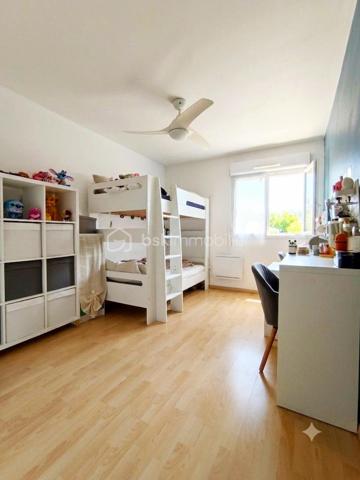 BIEN RARE SUR LE SECTEUR ! À proximité immédiate des commerces, des écoles et des transports, découvrez ce bel appartement T3 d'environ 70 m² en rez-de-jardin, situé au cœur d'une résidence sécurisée, parfaitement entretenue et arborée.

Dès l'entrée, vous apprécierez ses rangements, sa cuisine aménagée et équipée, séparée de la pièce de vie par une élégante verrière qui apporte luminosité et convivialité. Le séjour, lumineux, s'ouvre sur une terrasse et un magnifique jardin privatif d'environ 75 m², exposé sud-ouest, véritable prolongement de l'espace de vie pour profiter pleinement des beaux jours.

L'espace nuit se compose de deux chambres avec placards intégrés, d'une salle de bains et de WC indépendants.

Une cave, une place de stationnement privative en extérieur ainsi qu'une place de parking en sous-sol complètent les prestations de ce bien.

Les atouts : résidence sécurisée et soigneusement entretenue, vaste jardin privatif, exposition sud-ouest, nombreux rangements et double stationnement. Un bien rare sur le secteur, idéal pour profiter d'un cadre de vie calme et verdoyant, à proximité immédiate de toutes les commodités.
