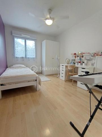 BIEN RARE SUR LE SECTEUR ! À proximité immédiate des commerces, des écoles et des transports, découvrez ce bel appartement T3 d'environ 70 m² en rez-de-jardin, situé au cœur d'une résidence sécurisée, parfaitement entretenue et arborée.

Dès l'entrée, vous apprécierez ses rangements, sa cuisine aménagée et équipée, séparée de la pièce de vie par une élégante verrière qui apporte luminosité et convivialité. Le séjour, lumineux, s'ouvre sur une terrasse et un magnifique jardin privatif d'environ 75 m², exposé sud-ouest, véritable prolongement de l'espace de vie pour profiter pleinement des beaux jours.

L'espace nuit se compose de deux chambres avec placards intégrés, d'une salle de bains et de WC indépendants.

Une cave, une place de stationnement privative en extérieur ainsi qu'une place de parking en sous-sol complètent les prestations de ce bien.

Les atouts : résidence sécurisée et soigneusement entretenue, vaste jardin privatif, exposition sud-ouest, nombreux rangements et double stationnement. Un bien rare sur le secteur, idéal pour profiter d'un cadre de vie calme et verdoyant, à proximité immédiate de toutes les commodités.