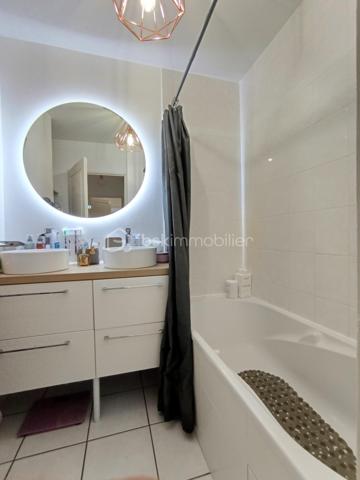 BIEN RARE SUR LE SECTEUR ! À proximité immédiate des commerces, des écoles et des transports, découvrez ce bel appartement T3 d'environ 70 m² en rez-de-jardin, situé au cœur d'une résidence sécurisée, parfaitement entretenue et arborée.

Dès l'entrée, vous apprécierez ses rangements, sa cuisine aménagée et équipée, séparée de la pièce de vie par une élégante verrière qui apporte luminosité et convivialité. Le séjour, lumineux, s'ouvre sur une terrasse et un magnifique jardin privatif d'environ 75 m², exposé sud-ouest, véritable prolongement de l'espace de vie pour profiter pleinement des beaux jours.

L'espace nuit se compose de deux chambres avec placards intégrés, d'une salle de bains et de WC indépendants.

Une cave, une place de stationnement privative en extérieur ainsi qu'une place de parking en sous-sol complètent les prestations de ce bien.

Les atouts : résidence sécurisée et soigneusement entretenue, vaste jardin privatif, exposition sud-ouest, nombreux rangements et double stationnement. Un bien rare sur le secteur, idéal pour profiter d'un cadre de vie calme et verdoyant, à proximité immédiate de toutes les commodités.