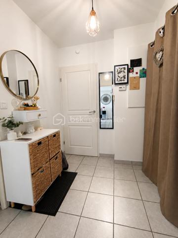 BIEN RARE SUR LE SECTEUR ! À proximité immédiate des commerces, des écoles et des transports, découvrez ce bel appartement T3 d'environ 70 m² en rez-de-jardin, situé au cœur d'une résidence sécurisée, parfaitement entretenue et arborée.

Dès l'entrée, vous apprécierez ses rangements, sa cuisine aménagée et équipée, séparée de la pièce de vie par une élégante verrière qui apporte luminosité et convivialité. Le séjour, lumineux, s'ouvre sur une terrasse et un magnifique jardin privatif d'environ 75 m², exposé sud-ouest, véritable prolongement de l'espace de vie pour profiter pleinement des beaux jours.

L'espace nuit se compose de deux chambres avec placards intégrés, d'une salle de bains et de WC indépendants.

Une cave, une place de stationnement privative en extérieur ainsi qu'une place de parking en sous-sol complètent les prestations de ce bien.

Les atouts : résidence sécurisée et soigneusement entretenue, vaste jardin privatif, exposition sud-ouest, nombreux rangements et double stationnement. Un bien rare sur le secteur, idéal pour profiter d'un cadre de vie calme et verdoyant, à proximité immédiate de toutes les commodités.