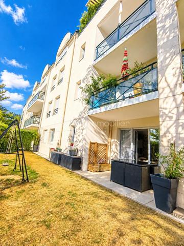 BIEN RARE SUR LE SECTEUR ! À proximité immédiate des commerces, des écoles et des transports, découvrez ce bel appartement T3 d'environ 70 m² en rez-de-jardin, situé au cœur d'une résidence sécurisée, parfaitement entretenue et arborée.

Dès l'entrée, vous apprécierez ses rangements, sa cuisine aménagée et équipée, séparée de la pièce de vie par une élégante verrière qui apporte luminosité et convivialité. Le séjour, lumineux, s'ouvre sur une terrasse et un magnifique jardin privatif d'environ 75 m², exposé sud-ouest, véritable prolongement de l'espace de vie pour profiter pleinement des beaux jours.

L'espace nuit se compose de deux chambres avec placards intégrés, d'une salle de bains et de WC indépendants.

Une cave, une place de stationnement privative en extérieur ainsi qu'une place de parking en sous-sol complètent les prestations de ce bien.

Les atouts : résidence sécurisée et soigneusement entretenue, vaste jardin privatif, exposition sud-ouest, nombreux rangements et double stationnement. Un bien rare sur le secteur, idéal pour profiter d'un cadre de vie calme et verdoyant, à proximité immédiate de toutes les commodités.