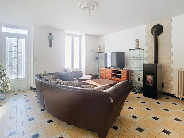 Vente maison familiale de 147m2 avec 4 chambres avec jardin en centre-bourg d Andigne