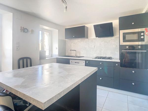 Vente maison familiale de 147m2 avec 4 chambres avec jardin en centre-bourg d Andigne