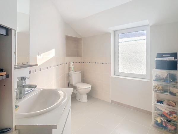 Vente maison familiale de 147m2 avec 4 chambres avec jardin en centre-bourg d Andigne