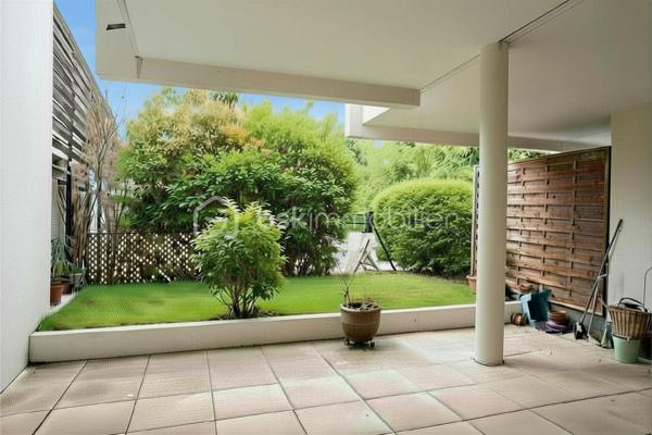 À découvrir sans tarder !
Dans un quartier calme et recherché, à proximité des écoles, commerces, transports et du quartier des Deux Lions, venez découvrir cet agréable appartement de 73 m², bénéficiant d’un bel extérieur privatif de 40 m² composé d’une terrasse et d’un jardinet et d'une seconde terrasse côté rue. 

L’appartement se compose de :

Une entrée avec placard de rangement, idéale pour organiser manteaux et affaires du quotidien. 
Un grand salon-séjour lumineux, avec accès direct à la terrasse et au jardin, offrant un véritable espace de vie intérieur/extérieur.
Une cuisine fermée et équipée, fonctionnelle et indépendante.
Deux chambres avec dressing, offrant de beaux espaces de rangement.
Une salle de douche récemment rénovée.
Des espaces bien agencés et fonctionnels.
À l’extérieur, vous profiterez d’une terrasse et d’un jardin privatif d’environ 40 m², parfaits pour les repas en plein air, les moments de détente ou pour profiter des beaux jours. Une seconde terrasse relie la cuisine et l'espace nuit côté rue. 

Un box fermé complète ce bien et apporte un véritable confort au quotidien.


Un appartement offrant donc  un cadre de vie agréable et pratique, avec un extérieur rare en ville et un accès facile aux commodités et à la future ligne de tram

Une visite s’impose pour apprécier pleinement son potentiel et son environnement !