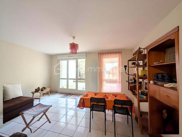 À découvrir sans tarder !
Dans un quartier calme et recherché, à proximité des écoles, commerces, transports et du quartier des Deux Lions, venez découvrir cet agréable appartement de 73 m², bénéficiant d’un bel extérieur privatif de 40 m² composé d’une terrasse et d’un jardinet et d'une seconde terrasse côté rue. 

L’appartement se compose de :

Une entrée avec placard de rangement, idéale pour organiser manteaux et affaires du quotidien. 
Un grand salon-séjour lumineux, avec accès direct à la terrasse et au jardin, offrant un véritable espace de vie intérieur/extérieur.
Une cuisine fermée et équipée, fonctionnelle et indépendante.
Deux chambres avec dressing, offrant de beaux espaces de rangement.
Une salle de douche récemment rénovée.
Des espaces bien agencés et fonctionnels.
À l’extérieur, vous profiterez d’une terrasse et d’un jardin privatif d’environ 40 m², parfaits pour les repas en plein air, les moments de détente ou pour profiter des beaux jours. Une seconde terrasse relie la cuisine et l'espace nuit côté rue. 

Un box fermé complète ce bien et apporte un véritable confort au quotidien.


Un appartement offrant donc  un cadre de vie agréable et pratique, avec un extérieur rare en ville et un accès facile aux commodités et à la future ligne de tram

Une visite s’impose pour apprécier pleinement son potentiel et son environnement !