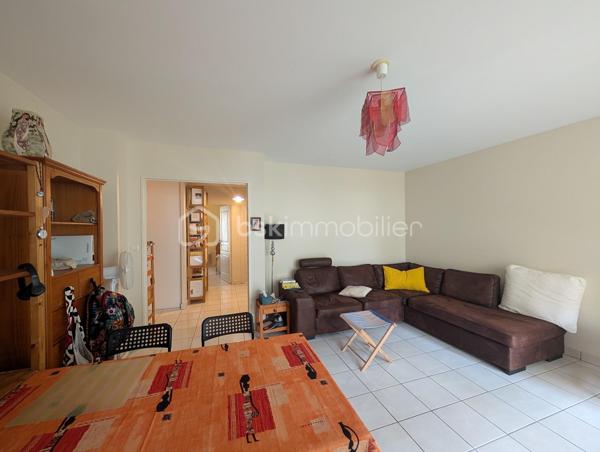 À découvrir sans tarder !
Dans un quartier calme et recherché, à proximité des écoles, commerces, transports et du quartier des Deux Lions, venez découvrir cet agréable appartement de 73 m², bénéficiant d’un bel extérieur privatif de 40 m² composé d’une terrasse et d’un jardinet et d'une seconde terrasse côté rue. 

L’appartement se compose de :

Une entrée avec placard de rangement, idéale pour organiser manteaux et affaires du quotidien. 
Un grand salon-séjour lumineux, avec accès direct à la terrasse et au jardin, offrant un véritable espace de vie intérieur/extérieur.
Une cuisine fermée et équipée, fonctionnelle et indépendante.
Deux chambres avec dressing, offrant de beaux espaces de rangement.
Une salle de douche récemment rénovée.
Des espaces bien agencés et fonctionnels.
À l’extérieur, vous profiterez d’une terrasse et d’un jardin privatif d’environ 40 m², parfaits pour les repas en plein air, les moments de détente ou pour profiter des beaux jours. Une seconde terrasse relie la cuisine et l'espace nuit côté rue. 

Un box fermé complète ce bien et apporte un véritable confort au quotidien.


Un appartement offrant donc  un cadre de vie agréable et pratique, avec un extérieur rare en ville et un accès facile aux commodités et à la future ligne de tram

Une visite s’impose pour apprécier pleinement son potentiel et son environnement !