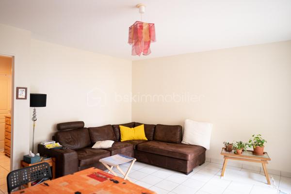 À découvrir sans tarder !
Dans un quartier calme et recherché, à proximité des écoles, commerces, transports et du quartier des Deux Lions, venez découvrir cet agréable appartement de 73 m², bénéficiant d’un bel extérieur privatif de 40 m² composé d’une terrasse et d’un jardinet et d'une seconde terrasse côté rue. 

L’appartement se compose de :

Une entrée avec placard de rangement, idéale pour organiser manteaux et affaires du quotidien. 
Un grand salon-séjour lumineux, avec accès direct à la terrasse et au jardin, offrant un véritable espace de vie intérieur/extérieur.
Une cuisine fermée et équipée, fonctionnelle et indépendante.
Deux chambres avec dressing, offrant de beaux espaces de rangement.
Une salle de douche récemment rénovée.
Des espaces bien agencés et fonctionnels.
À l’extérieur, vous profiterez d’une terrasse et d’un jardin privatif d’environ 40 m², parfaits pour les repas en plein air, les moments de détente ou pour profiter des beaux jours. Une seconde terrasse relie la cuisine et l'espace nuit côté rue. 

Un box fermé complète ce bien et apporte un véritable confort au quotidien.


Un appartement offrant donc  un cadre de vie agréable et pratique, avec un extérieur rare en ville et un accès facile aux commodités et à la future ligne de tram

Une visite s’impose pour apprécier pleinement son potentiel et son environnement !
