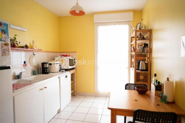 À découvrir sans tarder !
Dans un quartier calme et recherché, à proximité des écoles, commerces, transports et du quartier des Deux Lions, venez découvrir cet agréable appartement de 73 m², bénéficiant d’un bel extérieur privatif de 40 m² composé d’une terrasse et d’un jardinet et d'une seconde terrasse côté rue. 

L’appartement se compose de :

Une entrée avec placard de rangement, idéale pour organiser manteaux et affaires du quotidien. 
Un grand salon-séjour lumineux, avec accès direct à la terrasse et au jardin, offrant un véritable espace de vie intérieur/extérieur.
Une cuisine fermée et équipée, fonctionnelle et indépendante.
Deux chambres avec dressing, offrant de beaux espaces de rangement.
Une salle de douche récemment rénovée.
Des espaces bien agencés et fonctionnels.
À l’extérieur, vous profiterez d’une terrasse et d’un jardin privatif d’environ 40 m², parfaits pour les repas en plein air, les moments de détente ou pour profiter des beaux jours. Une seconde terrasse relie la cuisine et l'espace nuit côté rue. 

Un box fermé complète ce bien et apporte un véritable confort au quotidien.


Un appartement offrant donc  un cadre de vie agréable et pratique, avec un extérieur rare en ville et un accès facile aux commodités et à la future ligne de tram

Une visite s’impose pour apprécier pleinement son potentiel et son environnement !