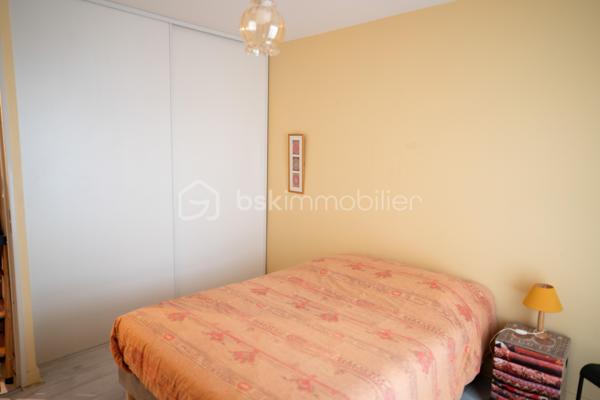À découvrir sans tarder !
Dans un quartier calme et recherché, à proximité des écoles, commerces, transports et du quartier des Deux Lions, venez découvrir cet agréable appartement de 73 m², bénéficiant d’un bel extérieur privatif de 40 m² composé d’une terrasse et d’un jardinet et d'une seconde terrasse côté rue. 

L’appartement se compose de :

Une entrée avec placard de rangement, idéale pour organiser manteaux et affaires du quotidien. 
Un grand salon-séjour lumineux, avec accès direct à la terrasse et au jardin, offrant un véritable espace de vie intérieur/extérieur.
Une cuisine fermée et équipée, fonctionnelle et indépendante.
Deux chambres avec dressing, offrant de beaux espaces de rangement.
Une salle de douche récemment rénovée.
Des espaces bien agencés et fonctionnels.
À l’extérieur, vous profiterez d’une terrasse et d’un jardin privatif d’environ 40 m², parfaits pour les repas en plein air, les moments de détente ou pour profiter des beaux jours. Une seconde terrasse relie la cuisine et l'espace nuit côté rue. 

Un box fermé complète ce bien et apporte un véritable confort au quotidien.


Un appartement offrant donc  un cadre de vie agréable et pratique, avec un extérieur rare en ville et un accès facile aux commodités et à la future ligne de tram

Une visite s’impose pour apprécier pleinement son potentiel et son environnement !