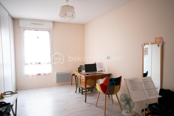 À découvrir sans tarder !
Dans un quartier calme et recherché, à proximité des écoles, commerces, transports et du quartier des Deux Lions, venez découvrir cet agréable appartement de 73 m², bénéficiant d’un bel extérieur privatif de 40 m² composé d’une terrasse et d’un jardinet et d'une seconde terrasse côté rue. 

L’appartement se compose de :

Une entrée avec placard de rangement, idéale pour organiser manteaux et affaires du quotidien. 
Un grand salon-séjour lumineux, avec accès direct à la terrasse et au jardin, offrant un véritable espace de vie intérieur/extérieur.
Une cuisine fermée et équipée, fonctionnelle et indépendante.
Deux chambres avec dressing, offrant de beaux espaces de rangement.
Une salle de douche récemment rénovée.
Des espaces bien agencés et fonctionnels.
À l’extérieur, vous profiterez d’une terrasse et d’un jardin privatif d’environ 40 m², parfaits pour les repas en plein air, les moments de détente ou pour profiter des beaux jours. Une seconde terrasse relie la cuisine et l'espace nuit côté rue. 

Un box fermé complète ce bien et apporte un véritable confort au quotidien.


Un appartement offrant donc  un cadre de vie agréable et pratique, avec un extérieur rare en ville et un accès facile aux commodités et à la future ligne de tram

Une visite s’impose pour apprécier pleinement son potentiel et son environnement !