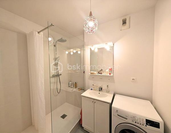 À découvrir sans tarder !
Dans un quartier calme et recherché, à proximité des écoles, commerces, transports et du quartier des Deux Lions, venez découvrir cet agréable appartement de 73 m², bénéficiant d’un bel extérieur privatif de 40 m² composé d’une terrasse et d’un jardinet et d'une seconde terrasse côté rue. 

L’appartement se compose de :

Une entrée avec placard de rangement, idéale pour organiser manteaux et affaires du quotidien. 
Un grand salon-séjour lumineux, avec accès direct à la terrasse et au jardin, offrant un véritable espace de vie intérieur/extérieur.
Une cuisine fermée et équipée, fonctionnelle et indépendante.
Deux chambres avec dressing, offrant de beaux espaces de rangement.
Une salle de douche récemment rénovée.
Des espaces bien agencés et fonctionnels.
À l’extérieur, vous profiterez d’une terrasse et d’un jardin privatif d’environ 40 m², parfaits pour les repas en plein air, les moments de détente ou pour profiter des beaux jours. Une seconde terrasse relie la cuisine et l'espace nuit côté rue. 

Un box fermé complète ce bien et apporte un véritable confort au quotidien.


Un appartement offrant donc  un cadre de vie agréable et pratique, avec un extérieur rare en ville et un accès facile aux commodités et à la future ligne de tram

Une visite s’impose pour apprécier pleinement son potentiel et son environnement !
