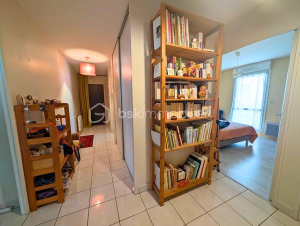 À découvrir sans tarder !
Dans un quartier calme et recherché, à proximité des écoles, commerces, transports et du quartier des Deux Lions, venez découvrir cet agréable appartement de 73 m², bénéficiant d’un bel extérieur privatif de 40 m² composé d’une terrasse et d’un jardinet et d'une seconde terrasse côté rue. 

L’appartement se compose de :

Une entrée avec placard de rangement, idéale pour organiser manteaux et affaires du quotidien. 
Un grand salon-séjour lumineux, avec accès direct à la terrasse et au jardin, offrant un véritable espace de vie intérieur/extérieur.
Une cuisine fermée et équipée, fonctionnelle et indépendante.
Deux chambres avec dressing, offrant de beaux espaces de rangement.
Une salle de douche récemment rénovée.
Des espaces bien agencés et fonctionnels.
À l’extérieur, vous profiterez d’une terrasse et d’un jardin privatif d’environ 40 m², parfaits pour les repas en plein air, les moments de détente ou pour profiter des beaux jours. Une seconde terrasse relie la cuisine et l'espace nuit côté rue. 

Un box fermé complète ce bien et apporte un véritable confort au quotidien.


Un appartement offrant donc  un cadre de vie agréable et pratique, avec un extérieur rare en ville et un accès facile aux commodités et à la future ligne de tram

Une visite s’impose pour apprécier pleinement son potentiel et son environnement !