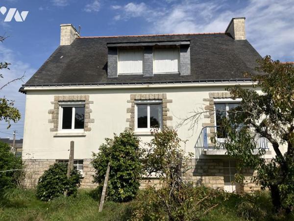 Maison d'habitation construite sur deux niveaux et comprenant 4 chambres , sous-sol et terrain 