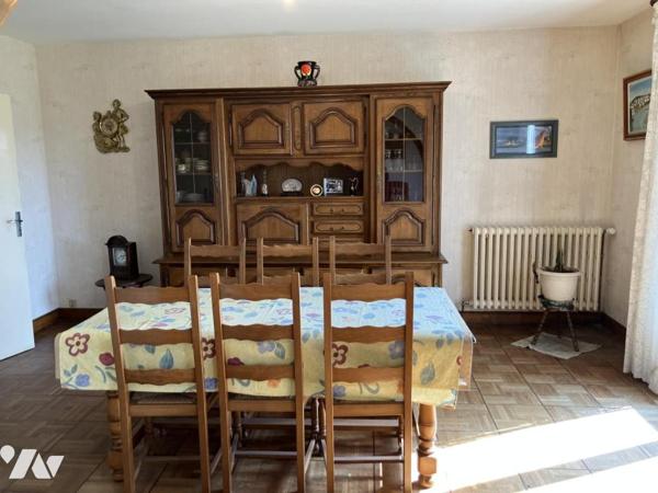 Maison d'habitation construite sur deux niveaux et comprenant 4 chambres , sous-sol et terrain 