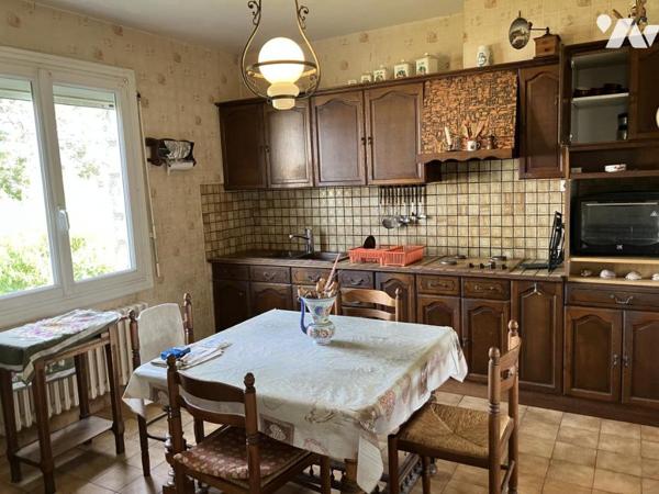 Maison d'habitation construite sur deux niveaux et comprenant 4 chambres , sous-sol et terrain 