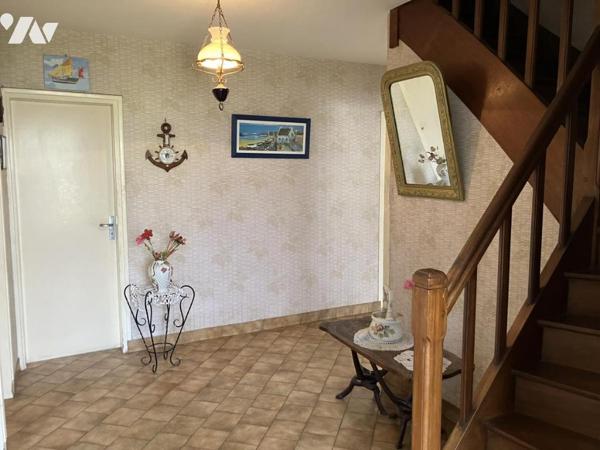 Maison d'habitation construite sur deux niveaux et comprenant 4 chambres , sous-sol et terrain 