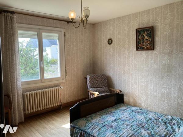 Maison d'habitation construite sur deux niveaux et comprenant 4 chambres , sous-sol et terrain 