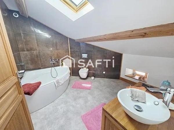 Charmante maison en pierre de 180 m² habitables.