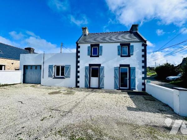 Située à PLOUGUERNEAU, à moins d'1km de la plage de la Grève Blanche, charmante maison en pierr...