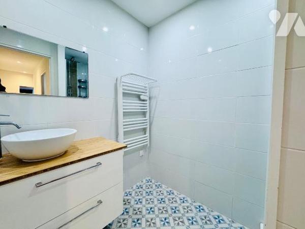 Située à PLOUGUERNEAU, à moins d'1km de la plage de la Grève Blanche, charmante maison en pierr...