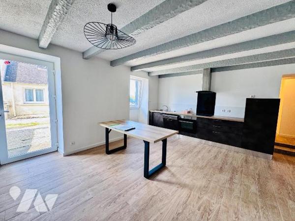 Située à PLOUGUERNEAU, à moins d'1km de la plage de la Grève Blanche, charmante maison en pierr...