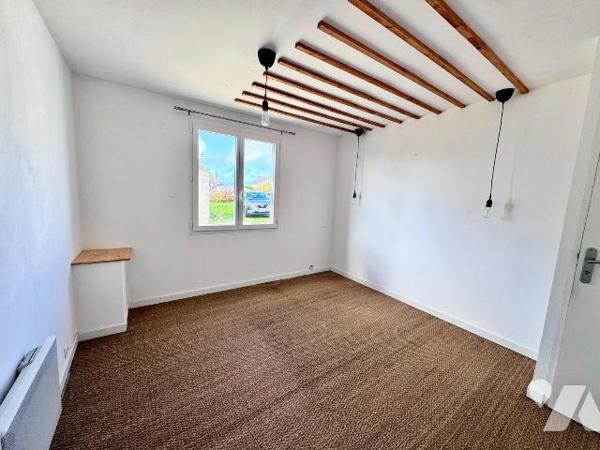 Située à PLOUGUERNEAU, à moins d'1km de la plage de la Grève Blanche, charmante maison en pierr...