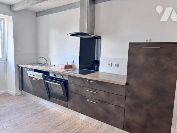 Située à PLOUGUERNEAU, à moins d'1km de la plage de la Grève Blanche, charmante maison en pierr...