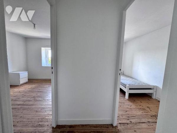 Située à PLOUGUERNEAU, à moins d'1km de la plage de la Grève Blanche, charmante maison en pierr...