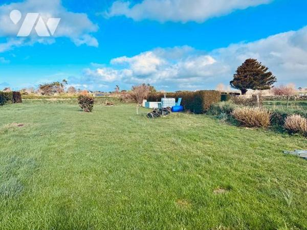Située à PLOUGUERNEAU, à moins d'1km de la plage de la Grève Blanche, charmante maison en pierr...