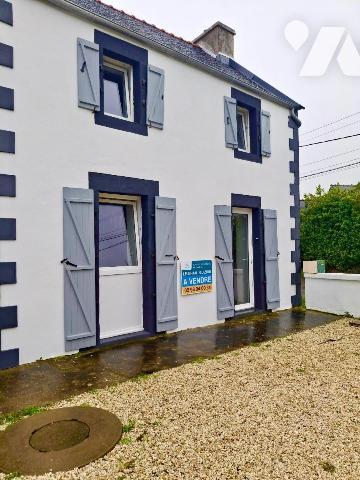 Située à PLOUGUERNEAU, à moins d'1km de la plage de la Grève Blanche, charmante maison en pierr...