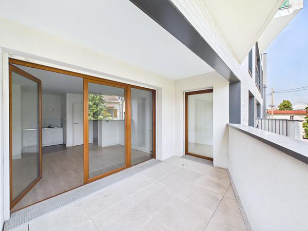 MONTREUIL - APPART F2 42.21 M² - TERRASSE 7.70 M²