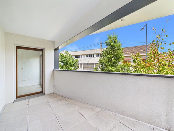 MONTREUIL - APPART F2 42.21 M² - TERRASSE 7.70 M²