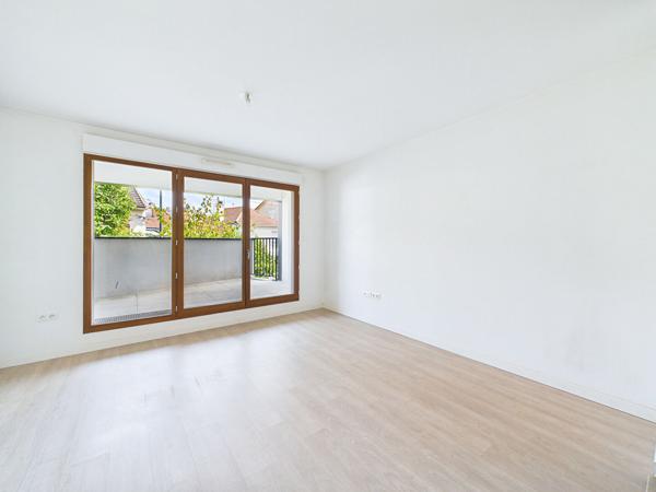 MONTREUIL - APPART F2 42.21 M² - TERRASSE 7.70 M²