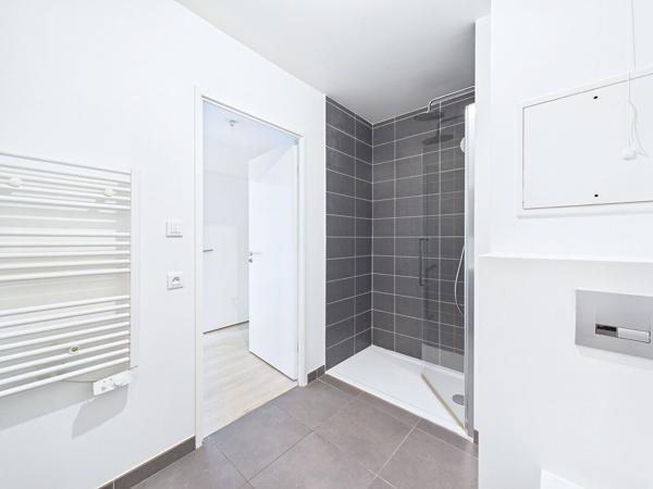 MONTREUIL - APPART F2 42.21 M² - TERRASSE 7.70 M²