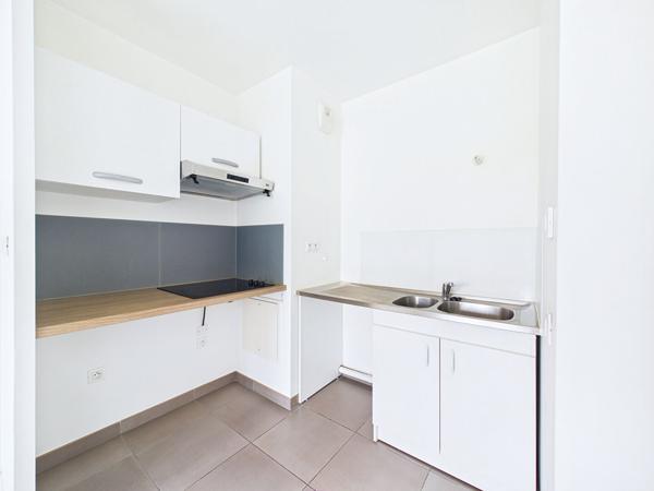 MONTREUIL - APPART F2 42.21 M² - TERRASSE 7.70 M²