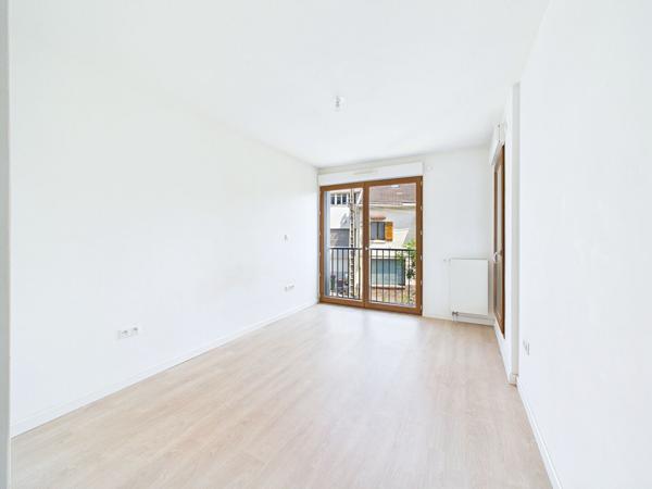 MONTREUIL - APPART F2 42.21 M² - TERRASSE 7.70 M²