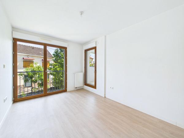 MONTREUIL - APPART F2 42.21 M² - TERRASSE 7.70 M²