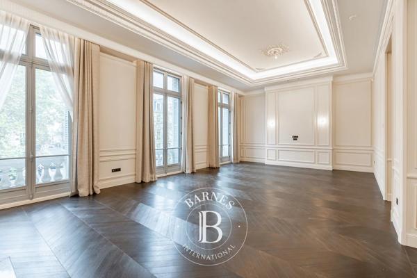 Paris 16ème, Hôtel particulier 5 Chambres -  614 m² à vendre