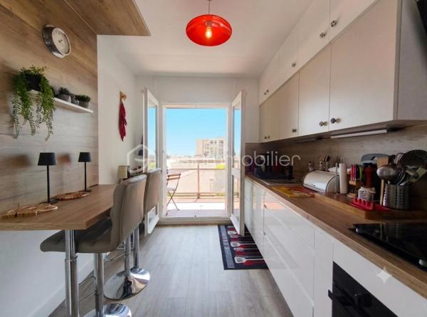 Manosque résidence les Alpilles  à saisir ,très bel appartement  meublé type 2 de 50 m² entièrement rénové avec goût. Celui ci au 4e et dernier étage avec ascenseur d' une résidence très prisée car calme et proche de toutes les commodités : commerces , transport ( gare routière) , docteurs... Il se compose d' un  salon ouvert sur la terrasse avec une vue dominante et une exposition est/sud /ouest d' une chambre, une sdb , d' un wc séparé et d' une cuisine équipée avec aussi accès à la terrasse. Entièrement meublé et rénové, il ne demande aucun travaux à prévoir. Appartement doté en sous sol d' un garage de 15 m² et d' une cave.