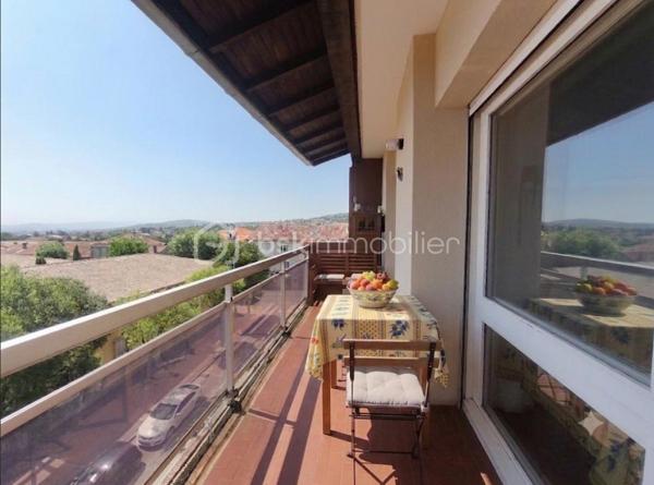 Manosque résidence les Alpilles  à saisir ,très bel appartement  meublé type 2 de 50 m² entièrement rénové avec goût. Celui ci au 4e et dernier étage avec ascenseur d' une résidence très prisée car calme et proche de toutes les commodités : commerces , transport ( gare routière) , docteurs... Il se compose d' un  salon ouvert sur la terrasse avec une vue dominante et une exposition est/sud /ouest d' une chambre, une sdb , d' un wc séparé et d' une cuisine équipée avec aussi accès à la terrasse. Entièrement meublé et rénové, il ne demande aucun travaux à prévoir. Appartement doté en sous sol d' un garage de 15 m² et d' une cave.