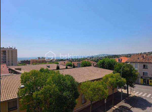Manosque résidence les Alpilles  à saisir ,très bel appartement  meublé type 2 de 50 m² entièrement rénové avec goût. Celui ci au 4e et dernier étage avec ascenseur d' une résidence très prisée car calme et proche de toutes les commodités : commerces , transport ( gare routière) , docteurs... Il se compose d' un  salon ouvert sur la terrasse avec une vue dominante et une exposition est/sud /ouest d' une chambre, une sdb , d' un wc séparé et d' une cuisine équipée avec aussi accès à la terrasse. Entièrement meublé et rénové, il ne demande aucun travaux à prévoir. Appartement doté en sous sol d' un garage de 15 m² et d' une cave.