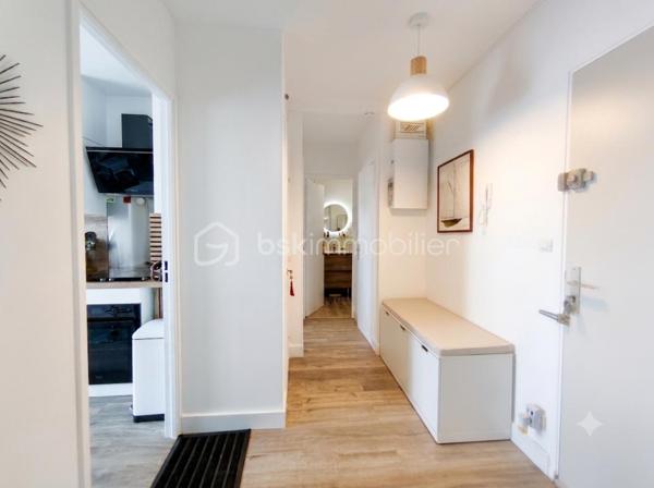 Manosque résidence les Alpilles  à saisir ,très bel appartement  meublé type 2 de 50 m² entièrement rénové avec goût. Celui ci au 4e et dernier étage avec ascenseur d' une résidence très prisée car calme et proche de toutes les commodités : commerces , transport ( gare routière) , docteurs... Il se compose d' un  salon ouvert sur la terrasse avec une vue dominante et une exposition est/sud /ouest d' une chambre, une sdb , d' un wc séparé et d' une cuisine équipée avec aussi accès à la terrasse. Entièrement meublé et rénové, il ne demande aucun travaux à prévoir. Appartement doté en sous sol d' un garage de 15 m² et d' une cave.