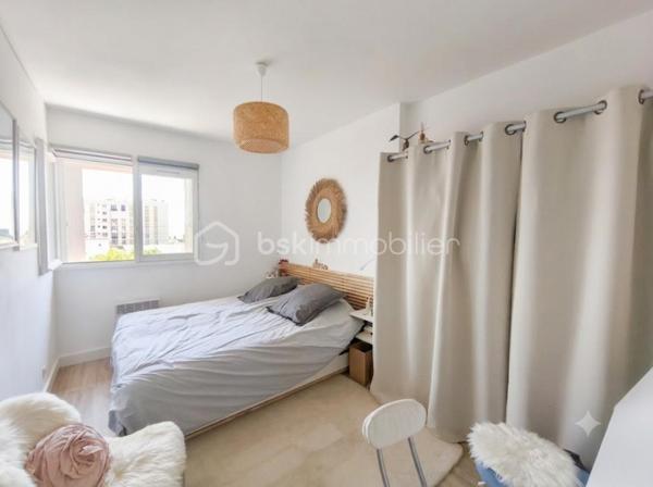 Manosque résidence les Alpilles  à saisir ,très bel appartement  meublé type 2 de 50 m² entièrement rénové avec goût. Celui ci au 4e et dernier étage avec ascenseur d' une résidence très prisée car calme et proche de toutes les commodités : commerces , transport ( gare routière) , docteurs... Il se compose d' un  salon ouvert sur la terrasse avec une vue dominante et une exposition est/sud /ouest d' une chambre, une sdb , d' un wc séparé et d' une cuisine équipée avec aussi accès à la terrasse. Entièrement meublé et rénové, il ne demande aucun travaux à prévoir. Appartement doté en sous sol d' un garage de 15 m² et d' une cave.